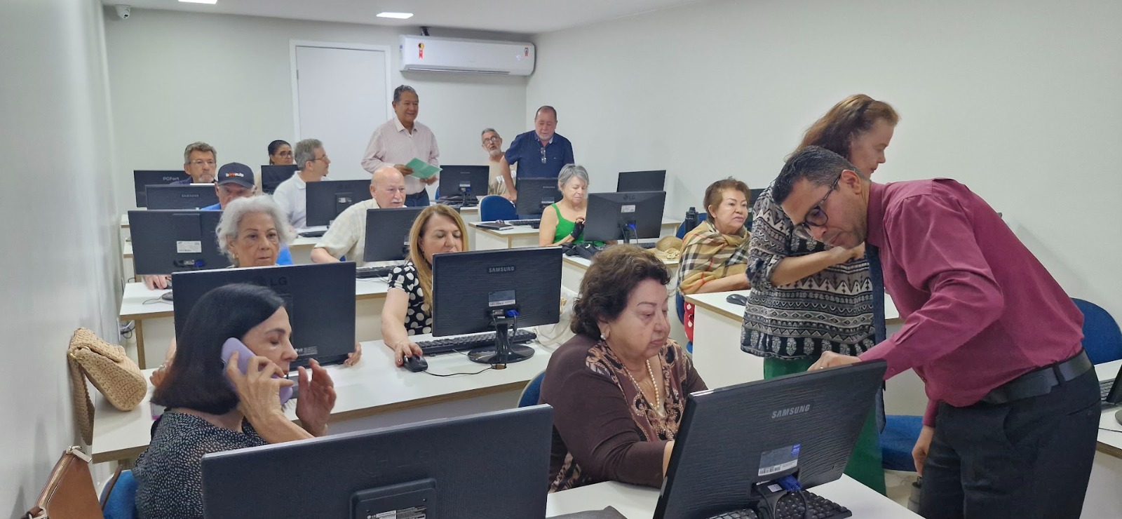 Alunos em aula na Logus TI