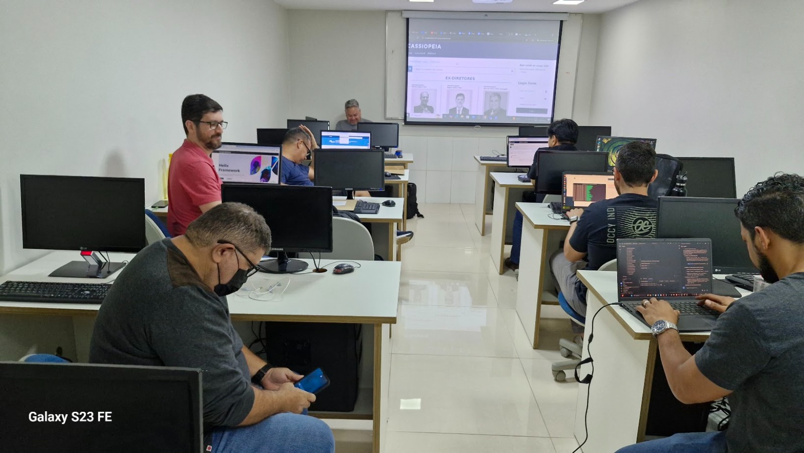 Computadores do laboratório da Logus TI